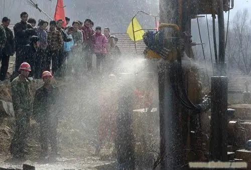 Deployment principles for drilling a hot spring well