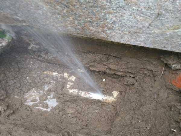 How is the water pipe pre-buried installed? How to check the leakage point after the leakage?