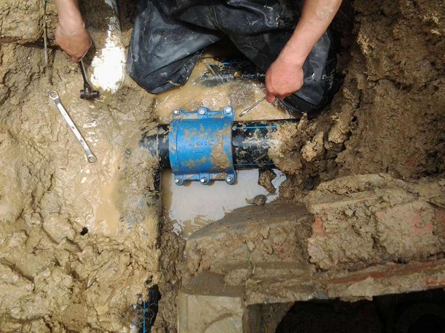 What about leaking pipes in common areas of small communities and how to check for leaks? 